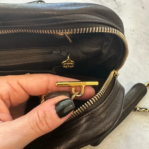 🔹 Vintage Chanel Chevron Large Camera Bag with COA 🔹 - Picture 13 of 16